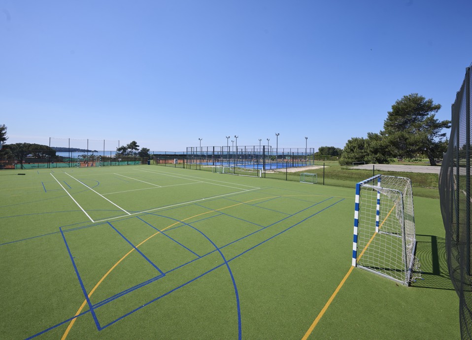Multisport teren Aminess Vival Maestral Hotela s pogledom na more.