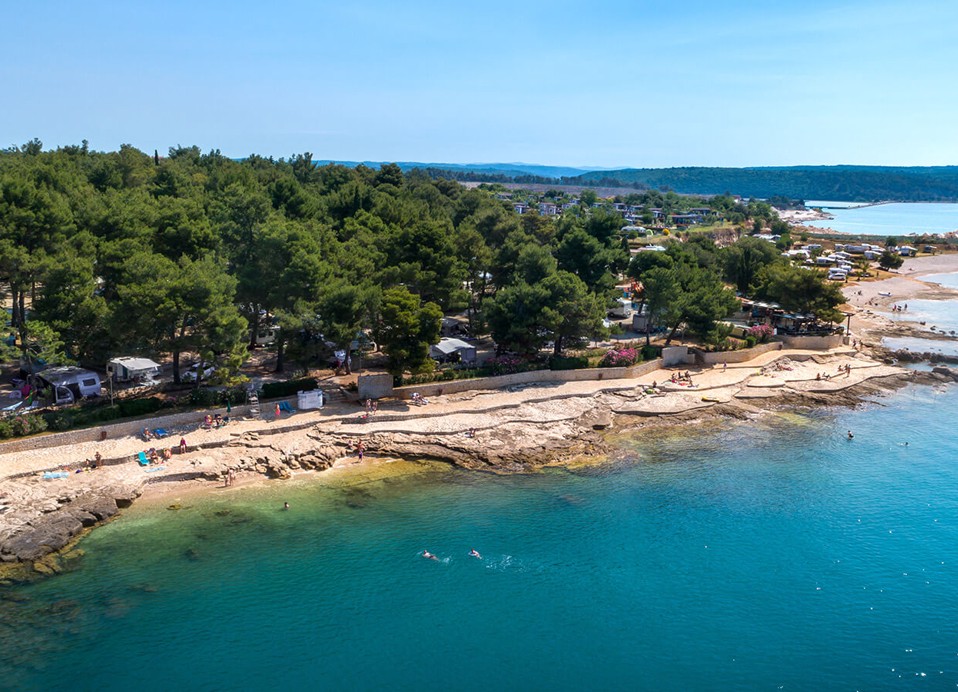 Pogled iz zraka na plažu u Aminess Planet Camping Sirena u Novigradu, Hrvatska