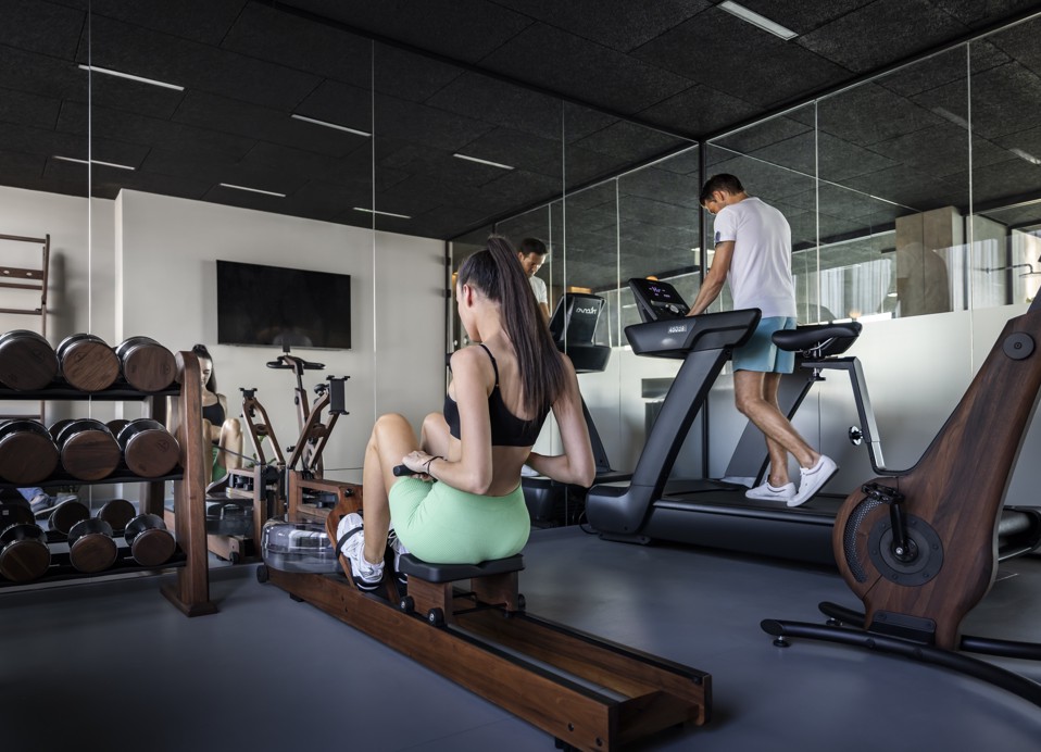 Area di allenamento con tapis roulant presso la palestra dell'Aminess Younique Narrivi Hotel a Crikvenica.