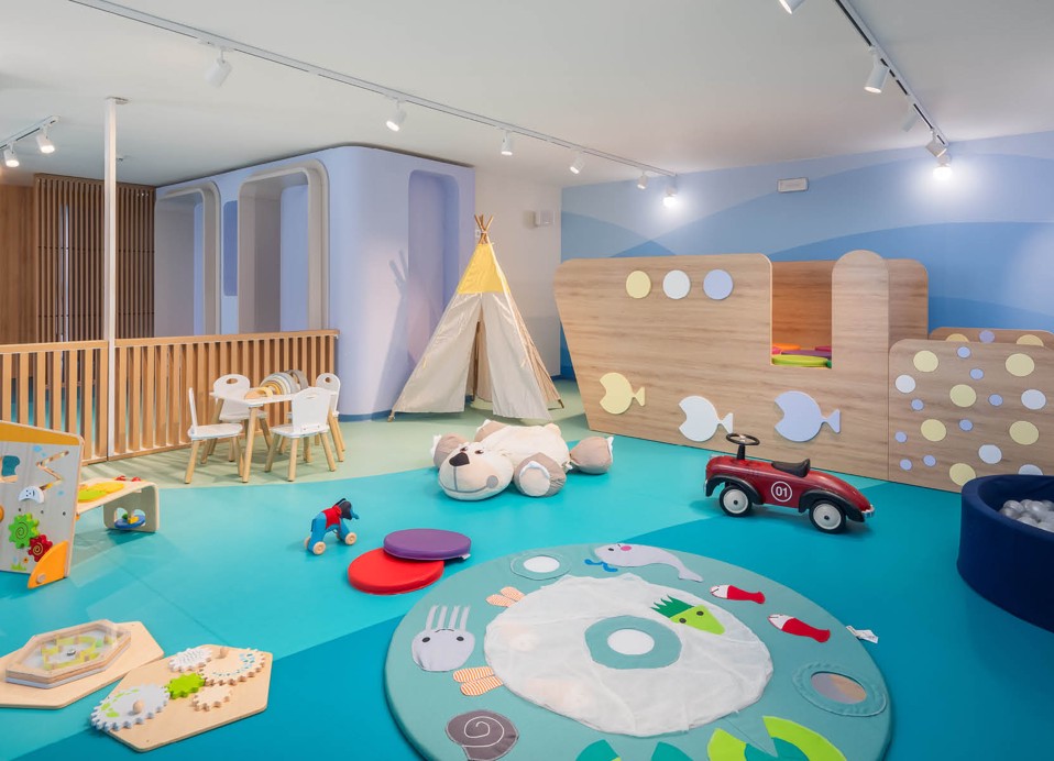 Ein Spielzelt im Kinderclub für lustige Spiele im Aminess Laurel Khalani Hotel.