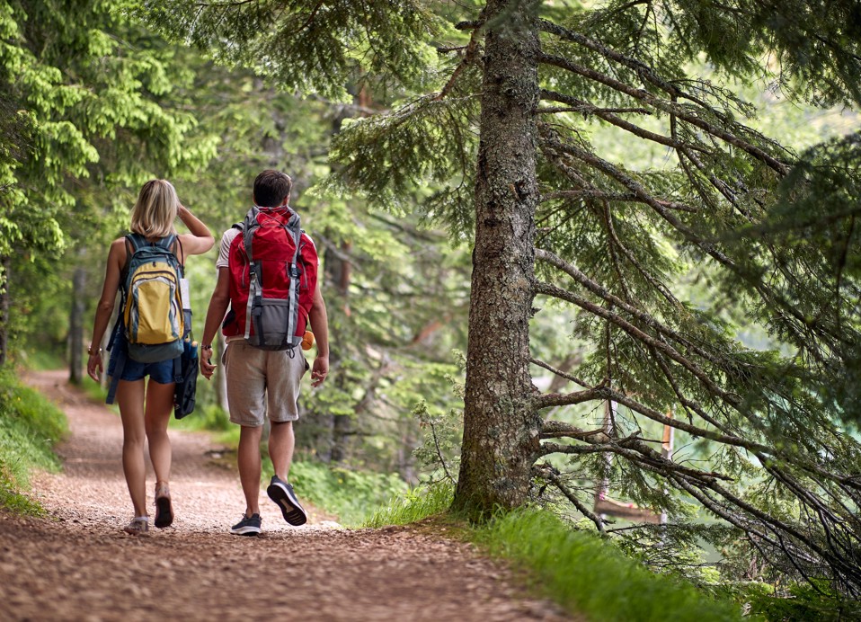 Coppia in escursione attraverso sentieri verdi e lussureggianti vicino all'Aminess Younique Narrivi Hotel a Crikvenica.