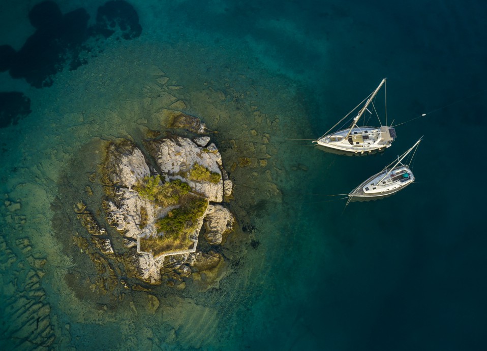 Navigazione intorno all'arcipelago di Korcula, esplorazione di luoghi nascosti vicino all'Aminess Younique Liburna Hotel.