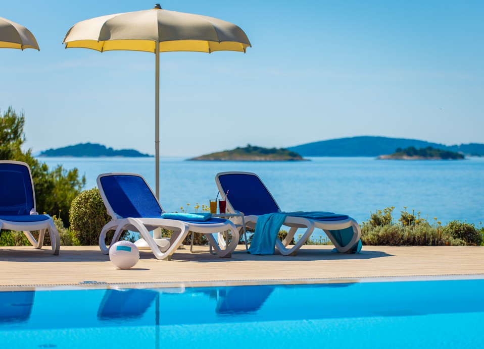Blick auf das Meer vom Pool aus im Aminess Vival Grand Azur Hotel in Orebic auf der Halbinsel Peljesac.