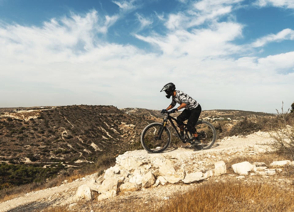 Guida in bicicletta sulla montagna a Makarska, Croazia.