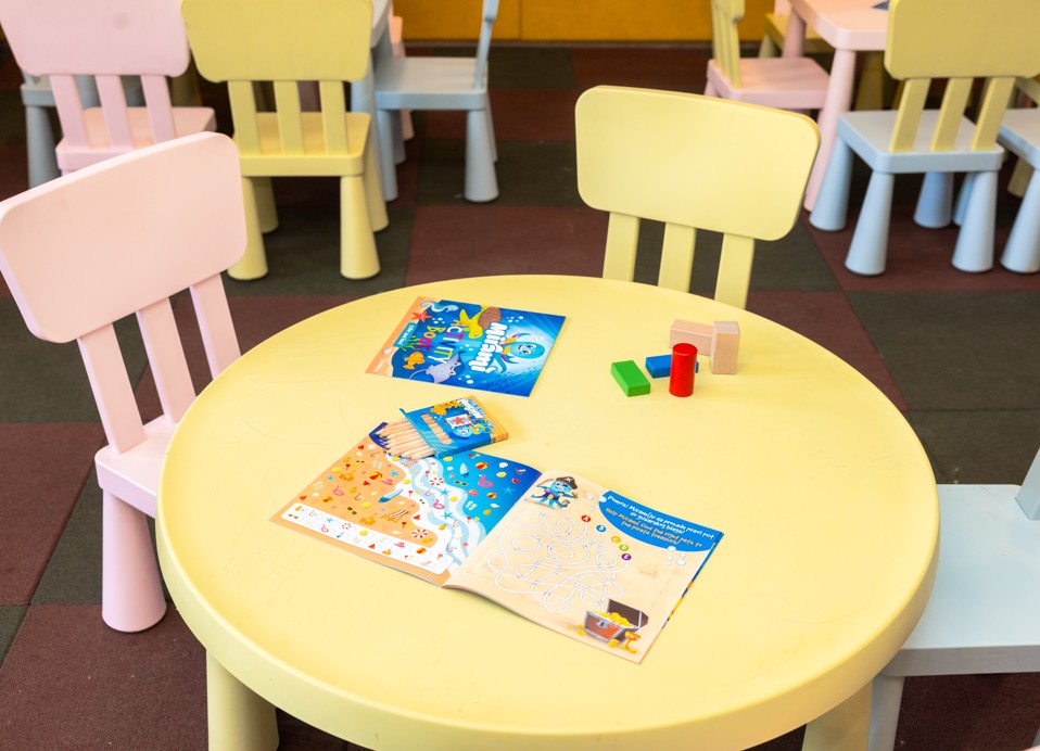 Spielbereich für Kinder mit Tisch und Stühlen im Mini Club, Aminess Younique Senses Resort
