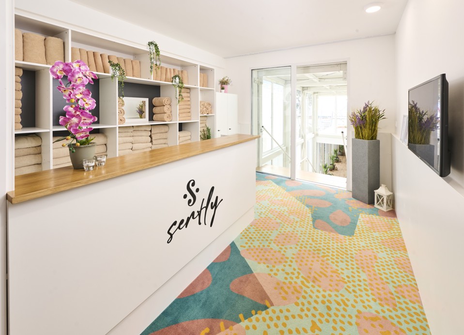 Wellnessreceptie met handdoeken en decor in een modern hotelinterieur