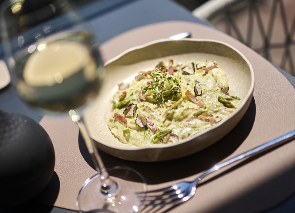 Danie gourmet z kremowym sosem i truflami w Aminess Florian & Godler Hotel.