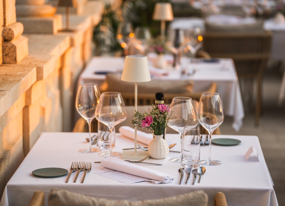 Impostazione di lusso del tavolo sulla terrazza del 7 Seas Restaurant & Bar all'interno dell'Aminess Korcula Heritage Hotel.