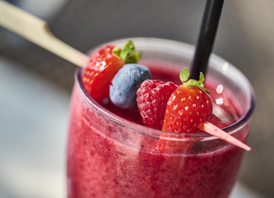 Gesunder Beeren-Smoothie, garniert mit frischen Himbeeren und Blaubeeren, an der Pool Bar Frullie innerhalb des Resorts, in der Nähe von Aminess Vival Port9 Residence, Korcula.