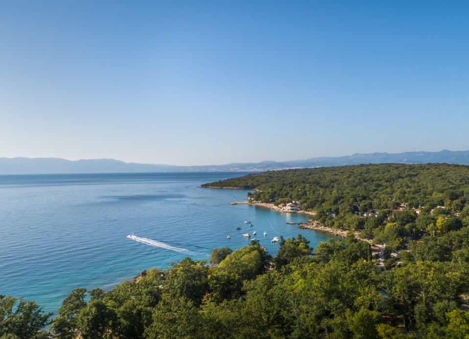 Pogled iz zraka na Jadransku obalu s gustim zelenilom i tirkiznim vodama blizu Aminess Style Camping Atea Resort.