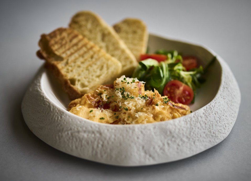 Ukusna zdjela kajgane s svježim sastojcima u 7 Seas Restaurant & Bar blizu hotela Veya Maradiso od strane Aminess.