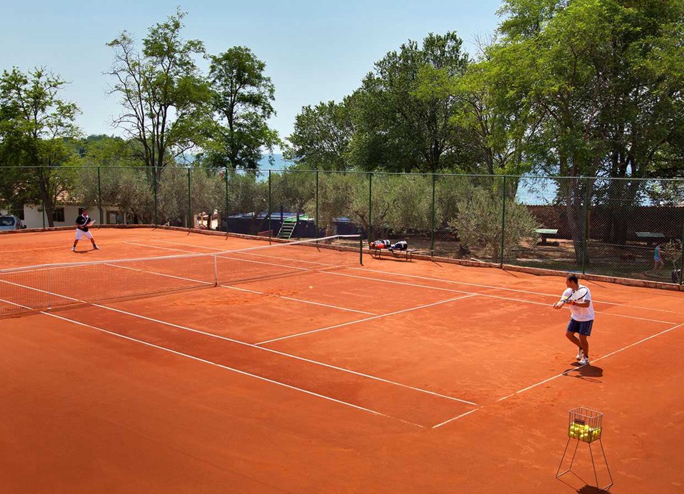 Twee mannen die tennis spelen bij Aminess Planet Camping Maravea Resort, Novigrad Kroatië