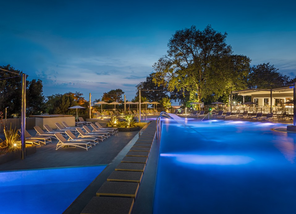 Osvijetljeni bazen noću u Aminess Planet Camping Maravea, Novigrad