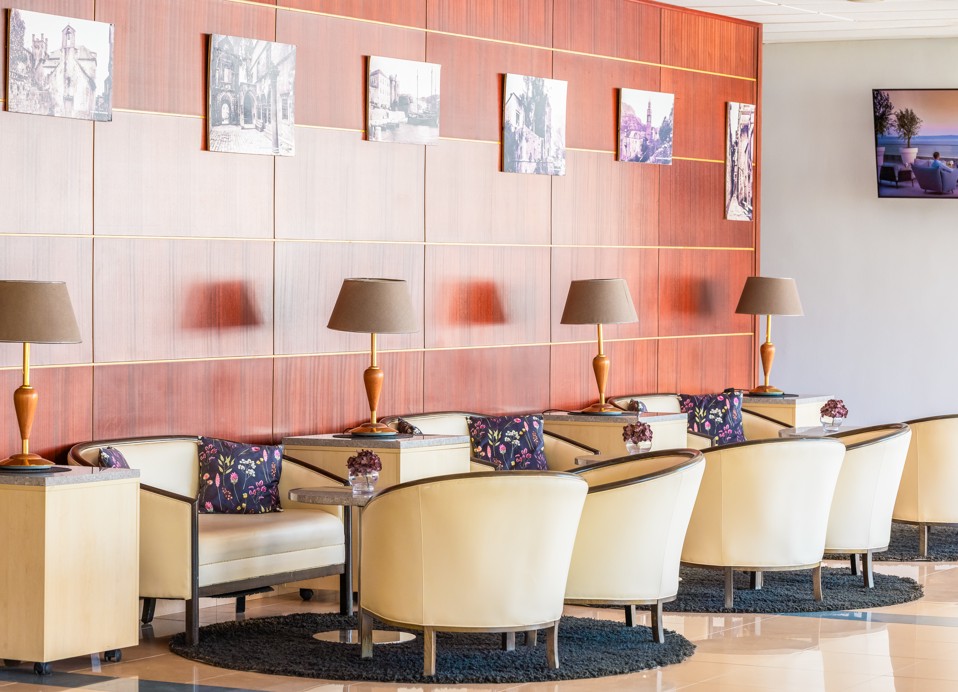 A vibrant setting of the hotel’s aperitif bar with stunning views of the surrounding blue sea, lush hills, and the Korcula island coastline at the Maradiso Marko Polo by Aminess.