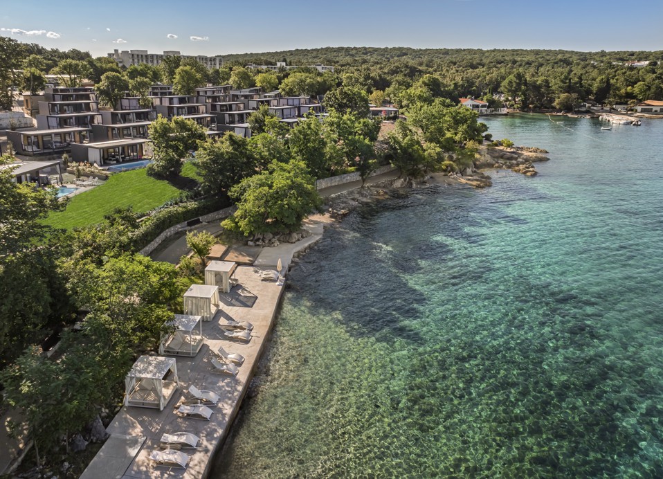 Vista aerea della spiaggia e del bellissimo mare davanti ad Aminess Style Camping Atea Resort