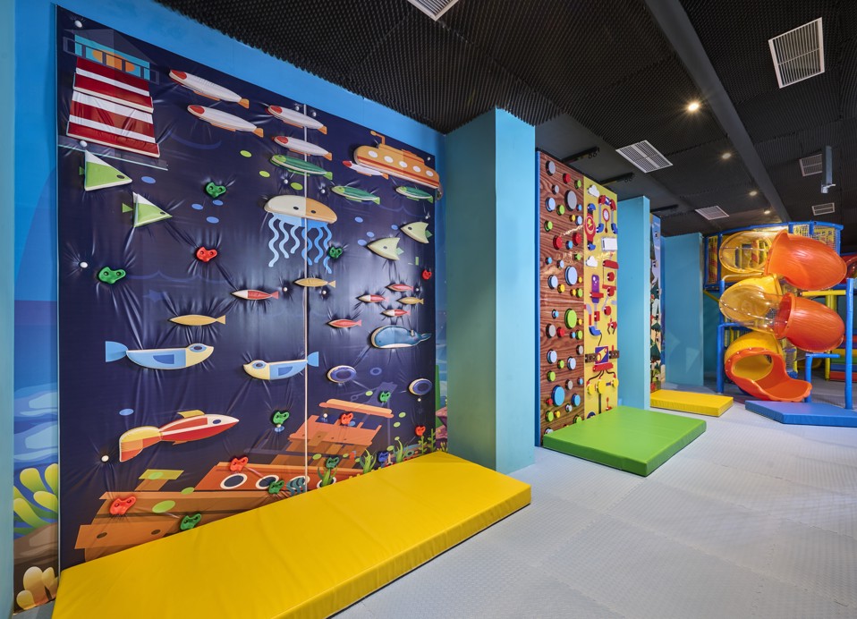 Interaktivne stenske igre v Ami Fun Parku v Aminess Vival Lišanj Family Hotelu, ki ponuja ustvarjalne in zabavne notranje aktivnosti za otroke v Novem Vinodolskem.