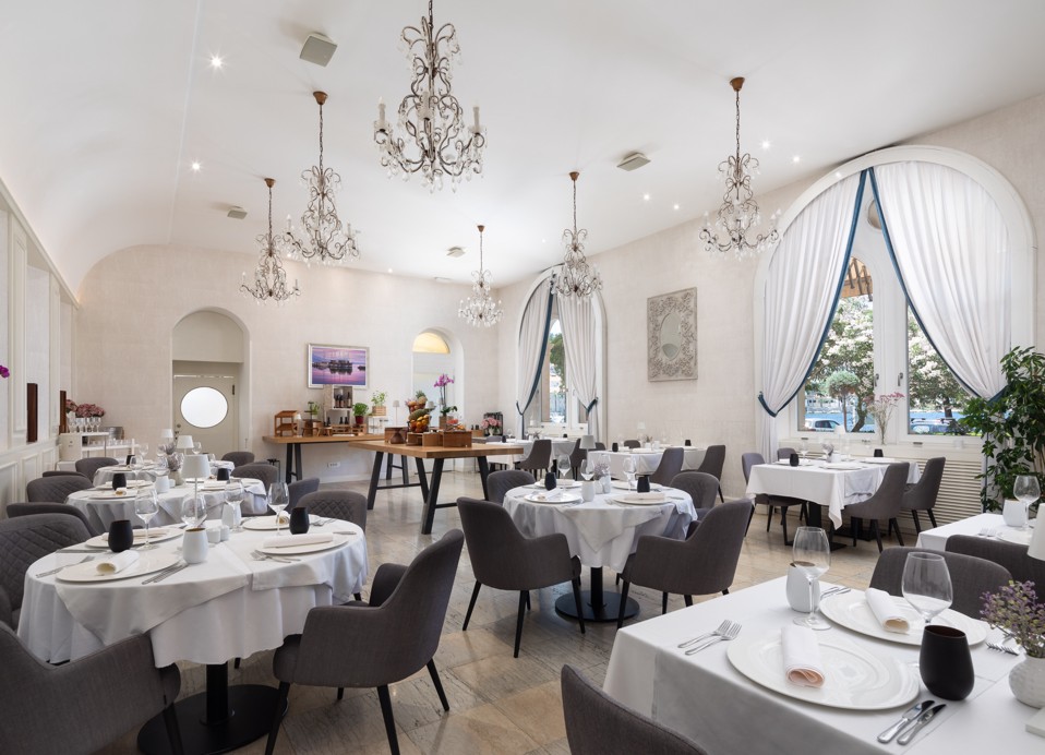 Interno presso il ristorante & bar 7 Seas all'interno dell'Aminess Korcula Heritage Hotel con posti a sedere per la ristorazione di alta qualità.