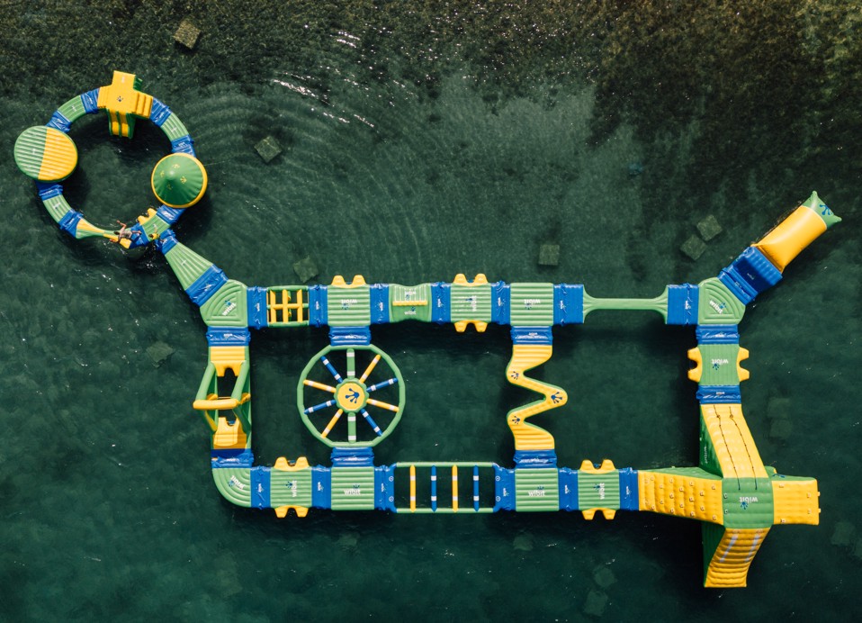 Vodno igralište u Aminess Style Camping Avalona Resortu, zabavna atrakcija za djecu i odrasle, savršena za osvježenje i aktivan odmor na Pagu.