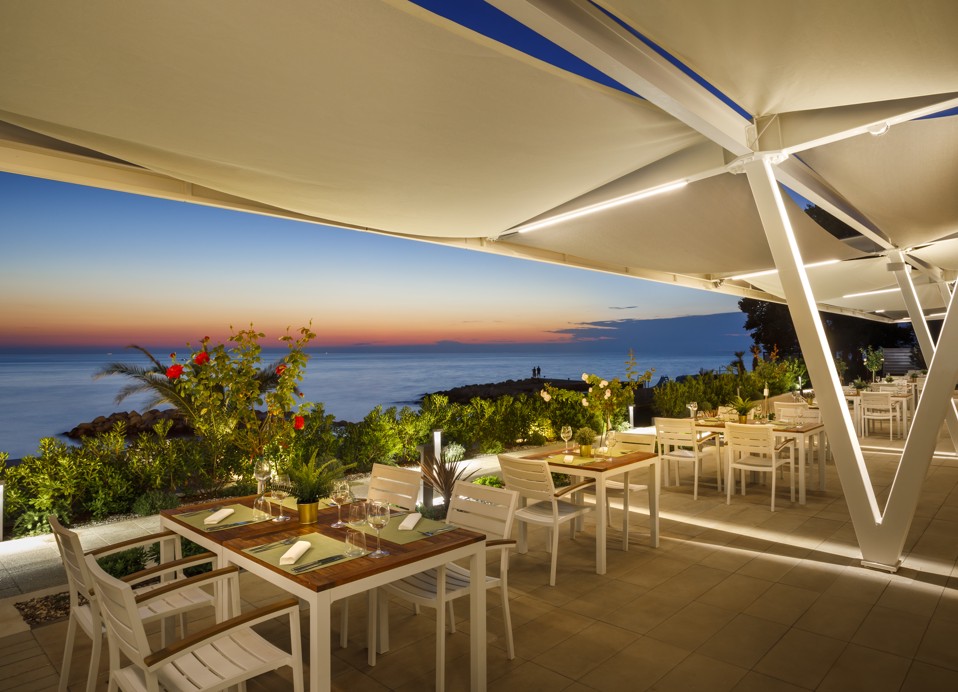 Nachtansicht der Terrasse des Restaurants Capa im Aminess Planet Camping Maravea Resort, Novigrad Kroatien