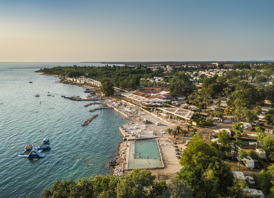 Vista aerea della spiaggia e della piscina presso Aminess Planet Camping Maravea Resort, Novigrad Croazia