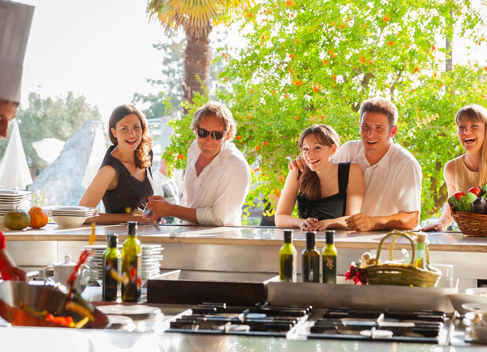 Chef bereidt eten in de open keuken bij Aminess Maradiso Hotel Laguna, Novigrad Kroatië