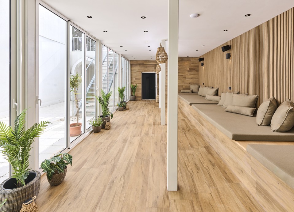 Ontspanningsruimte met ligbedden en natuurlijk licht in de wellnessruimte van het hotel