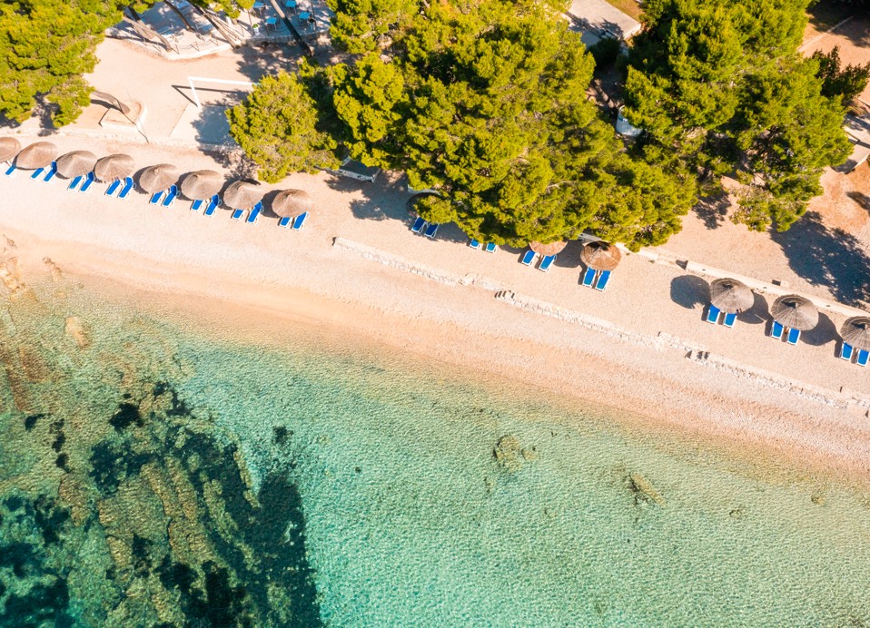 Schöner Sandstrand mit türkisfarbenem Wasser vor dem Aminess Vival Grand Azur Hotel in Orebic.