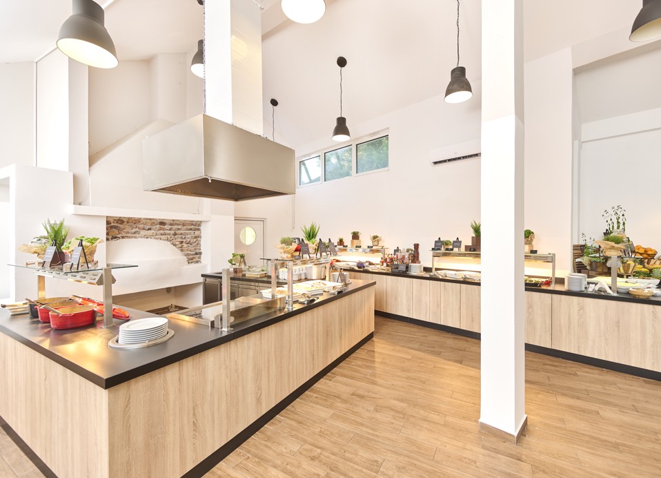 Close-up of a hot meal selection at Restaurant Rondela, featuring baked and grilled dishes with vibrant garnishes at Aminess Maradiso Casa Bellevue.