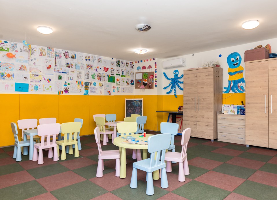 Spielbereich für Kinder mit Tisch und Stühlen im Mini Club, Aminess Younique Senses Resort