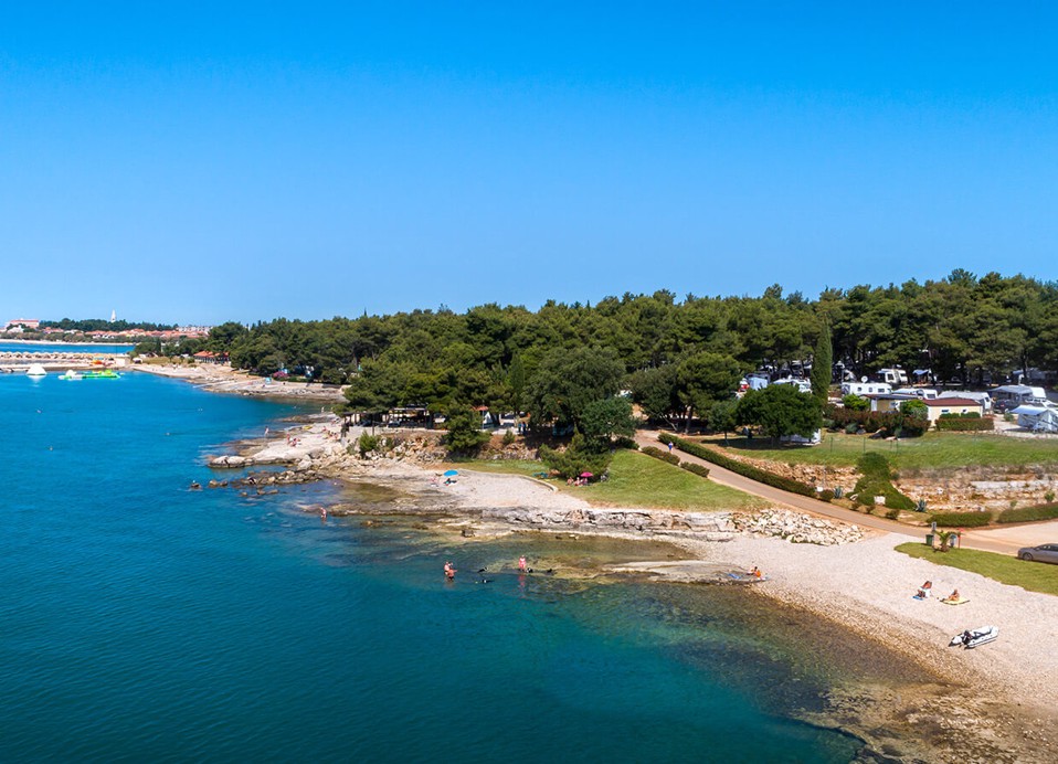 Vista aerea della spiaggia presso Aminess Planet Camping Sirena a Novigrad, Croazia