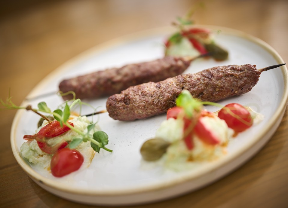 Authentieke BBQ lam sis cevap bij La Gradela, vlakbij Magal Maradiso Hotel door Aminess.