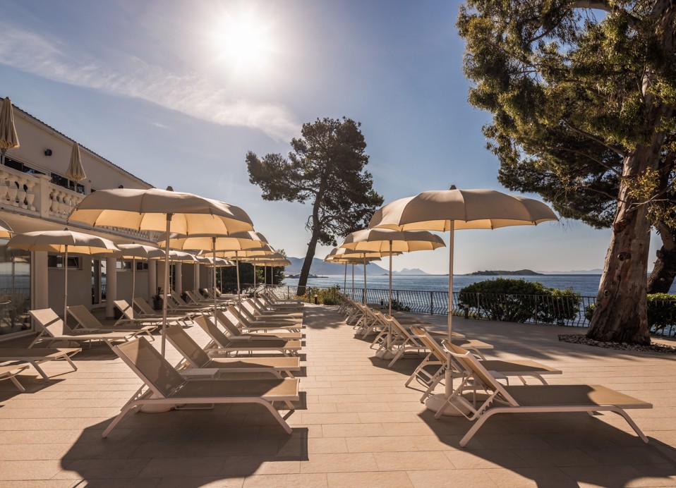 Nachtansicht des Pools mit Meerblick im Aminess Younique Bellevue Hotel.