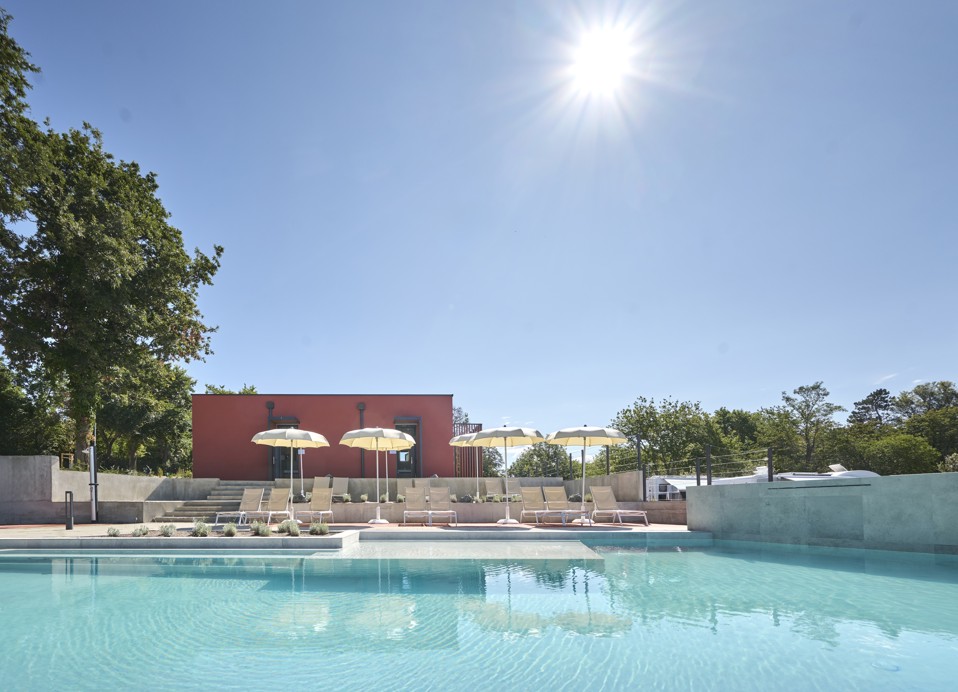 Piscina principale del campeggio Aminess Atea sull’isola di Krk con lettini e ombrelloni