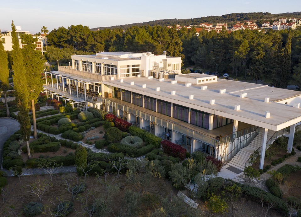 Zračni pogled na restavracijo Oliveto v Aminess Vival Velaris Resortu na otoku Brač, obdano z mediteranskim vrtom in borovim gozdom.