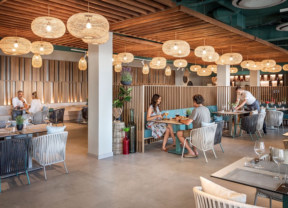 Gasten genieten van hun lunch in het Half8 restaurant in het Aminess Style Camping Avalona resort.