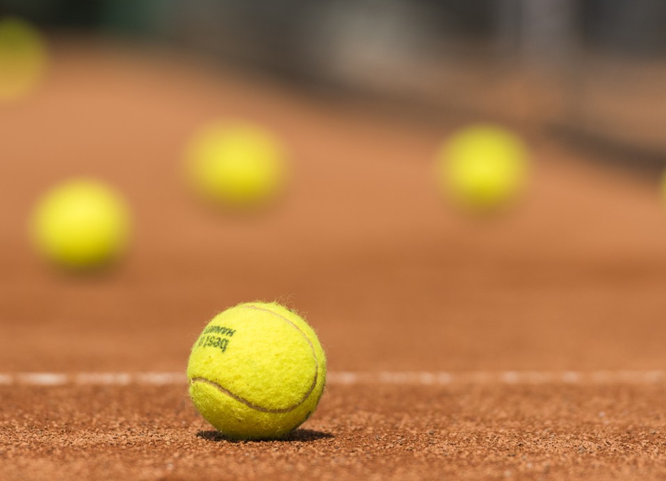 Gelbe Tennisbälle bereit zum Spielen auf einem Sandplatz innerhalb des Resorts in der Nähe von Aminess Vival Port9 Residence, Korcula Insel.