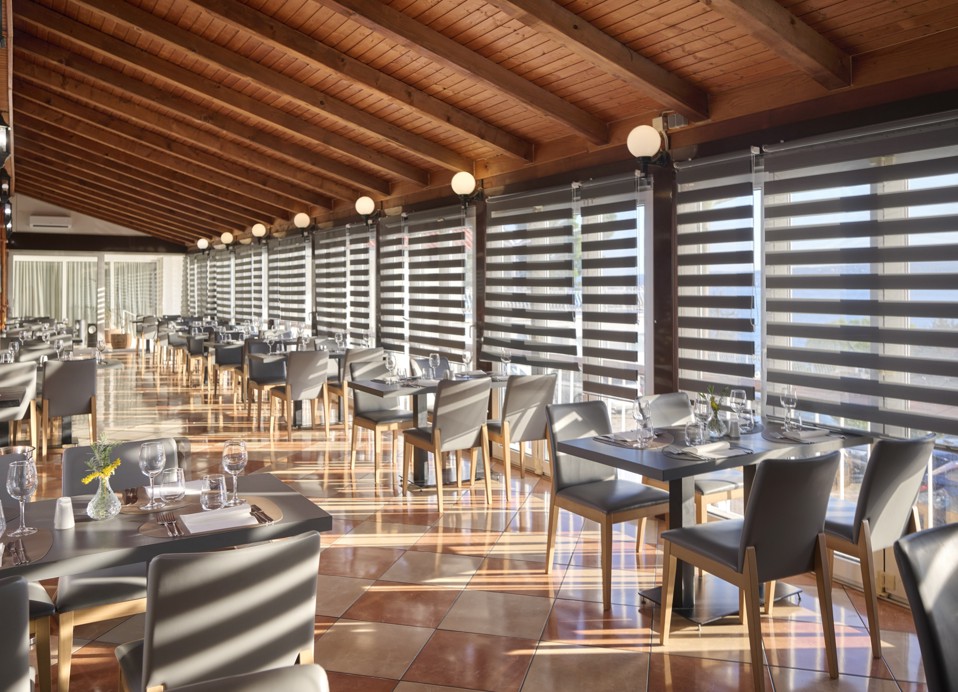 Osoncena jedilnica restavracije Bellaria v Aminess Maradiso Hotelu