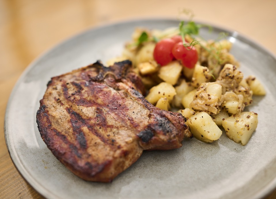 Sočan rebrasti odrezak s pečenim krumpirom poslužen u La Gradeli blizu hotela Veya Maradiso od strane Aminess.
