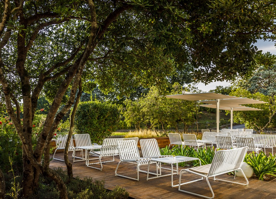 Mirna vanjska sjedeća zona okružena zelenilom u Magal lobby baru blizu Veya Maradiso Hotela by Aminess.