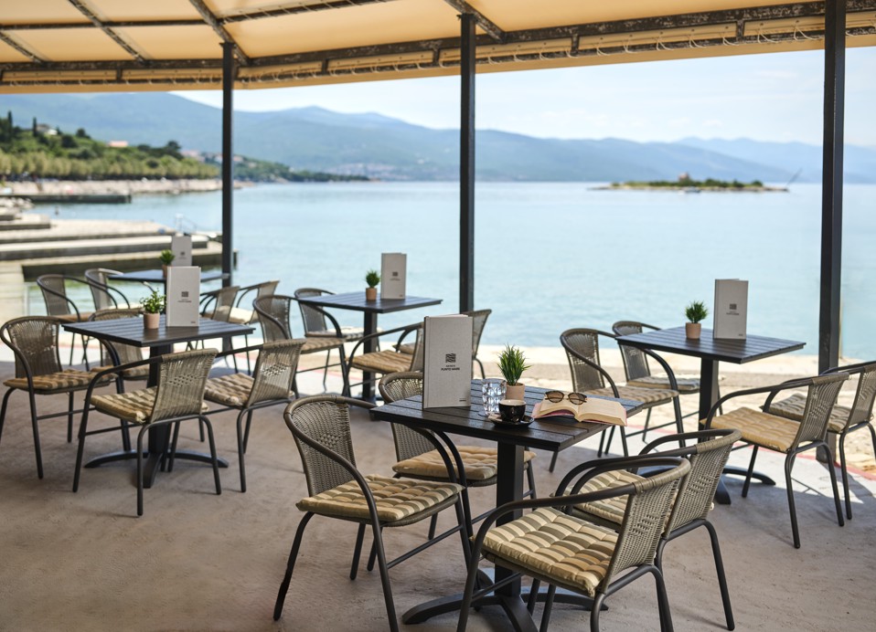 Terasa bara Punto Mare z razgledom na morje in otok pred Novim Vinodolskim