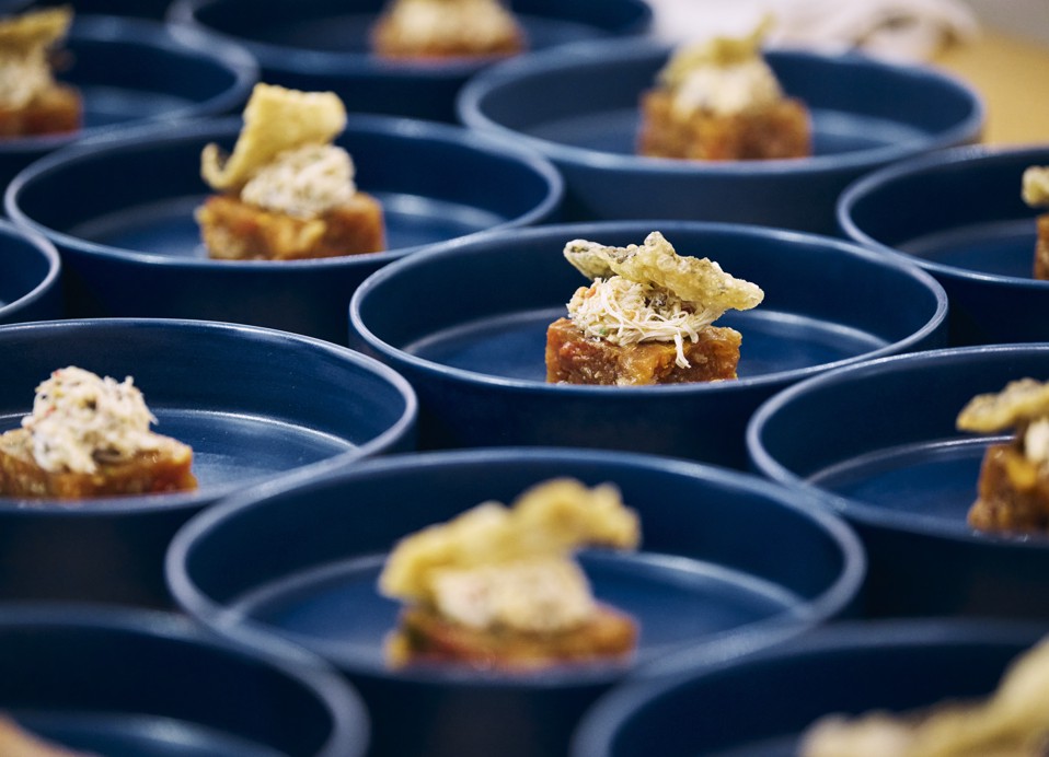 Servizio di piatto di carne fine dining su un piatto blu presso Aminess Younique Korcula Heritage Hotel.