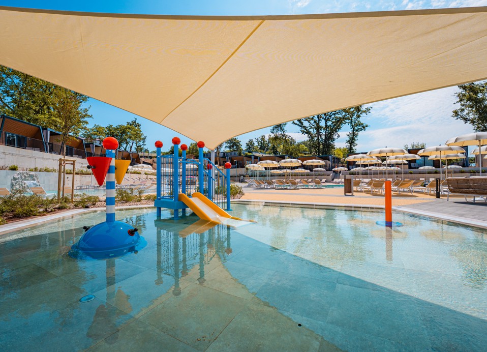 Acquaparco presso Aminess Style Camping Atea Resort con scivoli d'acqua, piscine e attrazioni adatte alle famiglie.