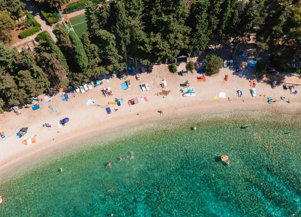 Pogled iz zraka na plažo pri hotelu Aminess Vival Velaris Resort