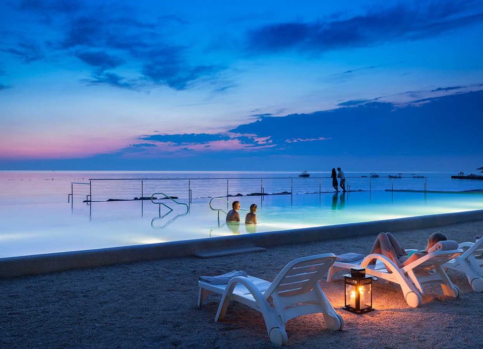 Ospiti che si godono un bagno notturno presso l'Aminess Planet Camping Maravea, Novigrad