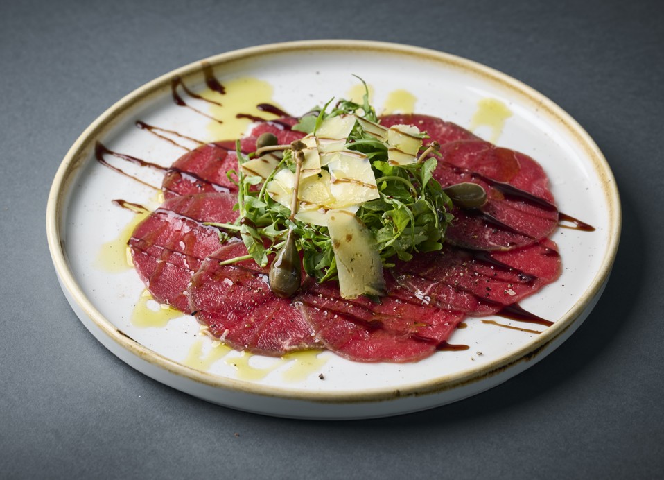 Prekrasno poslužen Carpaccio di Manzo poslužen u Il Cantuccio blizu hotela Veya Maradiso od strane Aminess.