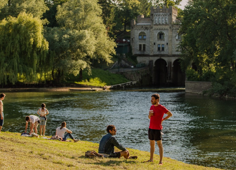 People by the Kupa River in Karlovac, source Turistička zajednica Karlovačke županije.