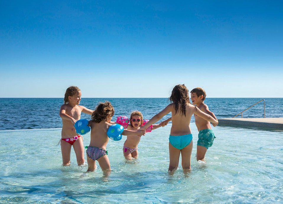 Otroci se igrajo v bazenu v hotelu Aminess Maradiso Hotel Laguna, Novigrad Hrvaška