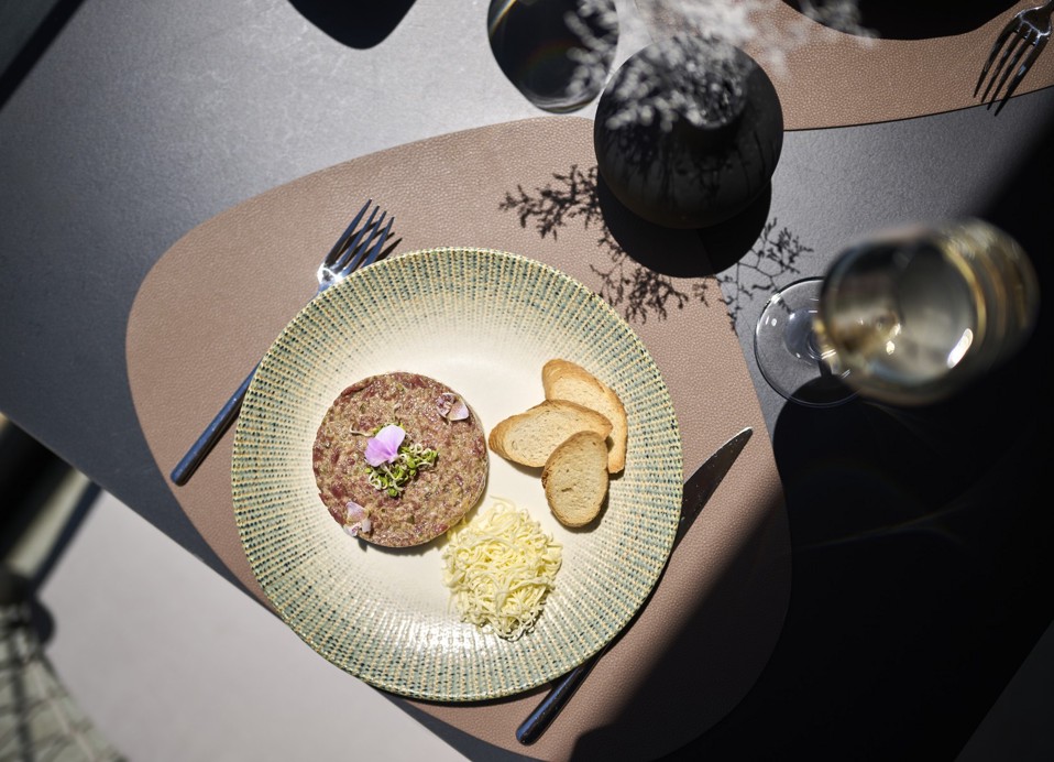 Tatar wołowy z grzankami i białym winem w Aminess Florian & Godler Hotel.