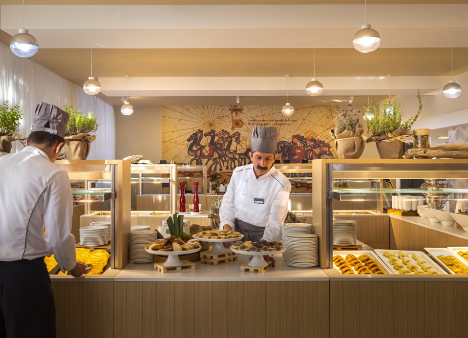 Detaljan prikaz ukusne hrane dostupne na buffetu unutar resorta, blizu Port9 Planet Camping by Aminess.