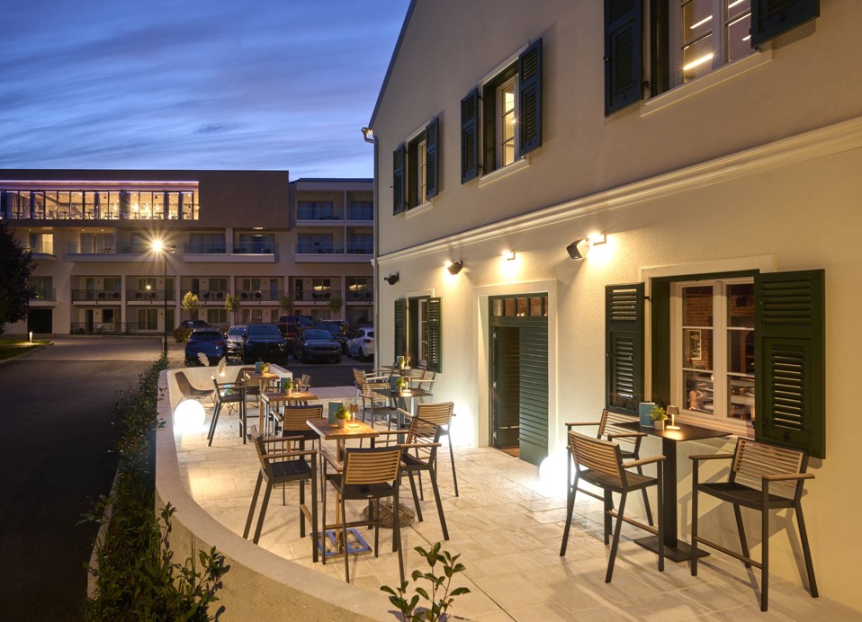Wieczorny taras Aminess Florian & Godler Hotel na przyjęcia weselne.
